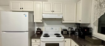 Charming Ground-Level Home – Relax & Unwind