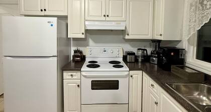 Charming Ground-Level Home – Relax & Unwind