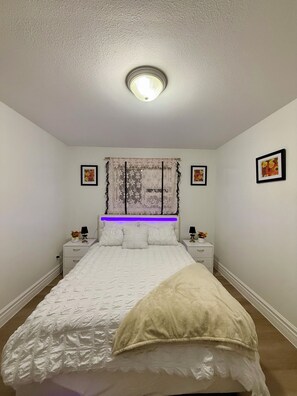 2 عدّة غرف نوم ومكواة/لوح كي وواي فاي مجانًا وملاءات أسرّة