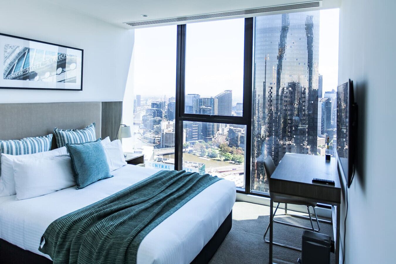 2 bedrooms, desk, iron/ironing board, WiFi