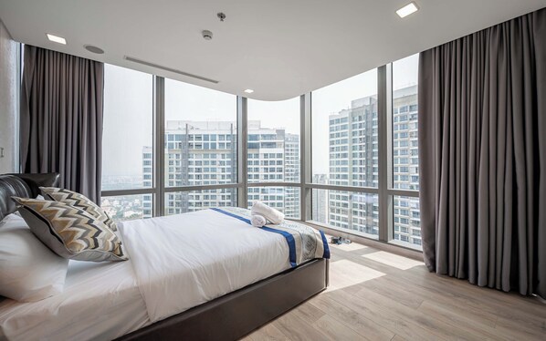 Apartament prèmium, 3 dormitoris, balcó, vistes a la ciutat | Roba de llit hipoal·lergògena, minibar i decoració individual 