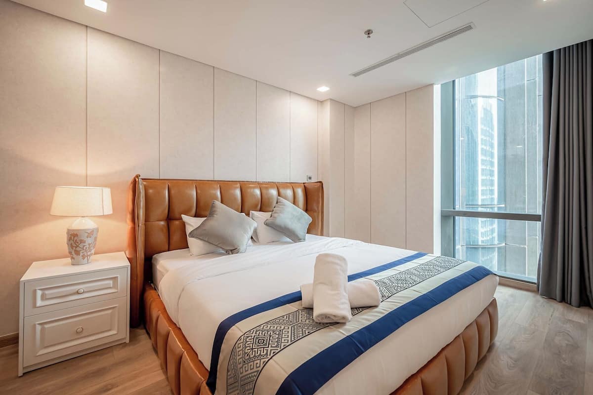 Hypo-allergenic bedding, minibar, individually decorated