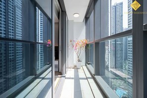 Apartament prèmium, 1 dormitori, balcó, vistes a la ciutat | Roba de llit hipoal·lergògena, minibar i decoració individual 