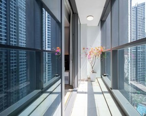 프리미엄 아파트, 침실 1개, 발코니, 시내 전망 | 저자극성 침구, 미니바, 각각 다른 스타일의 인테리어, 각각 다르게 가구 비치