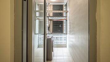 Escritorio, espacio para trabajar con laptop y wifi gratis