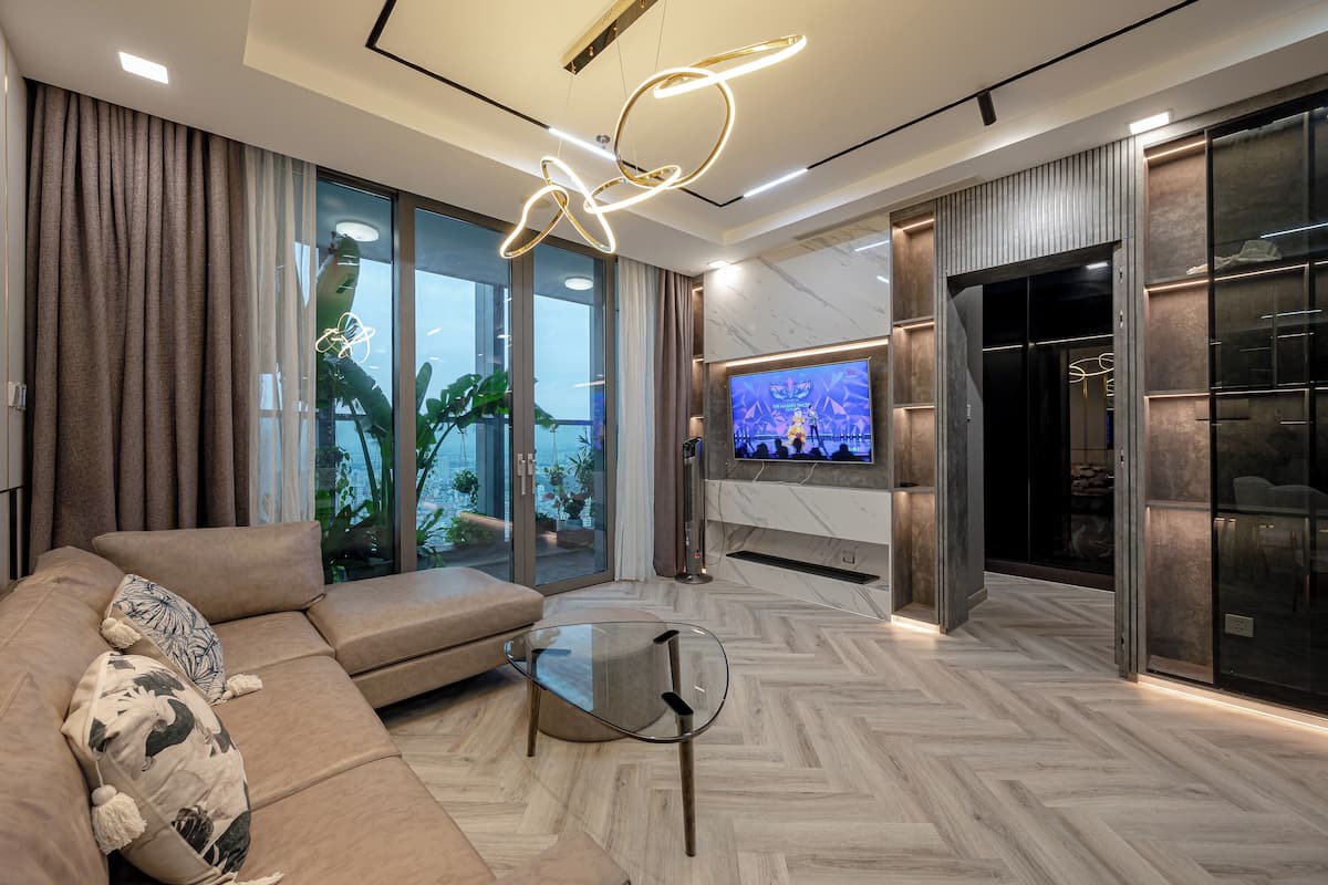 Hypo-allergenic bedding, minibar, individually decorated