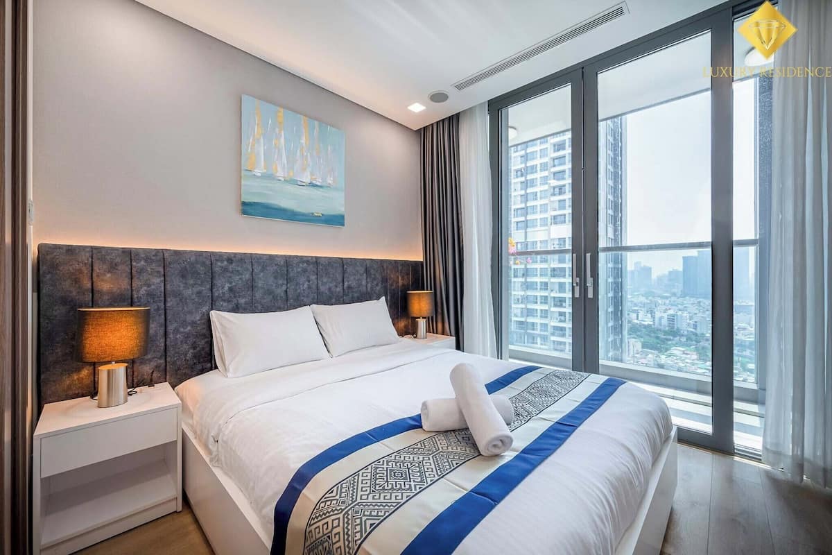 Hypo-allergenic bedding, minibar, individually decorated