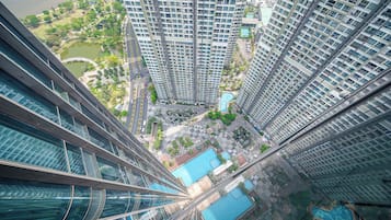 Apartamento premium, 3 quartos, sacada, vista para a cidade | Roupas de cama antialérgicas, frigobar, individualmente decorados