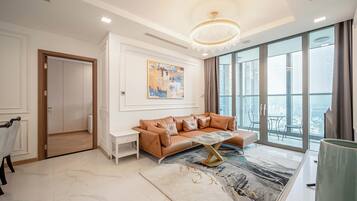 Premium-Apartment, 3 Schlafzimmer, Balkon, Stadtblick | Allergikerbettwaren, Minibar, individuell dekoriert