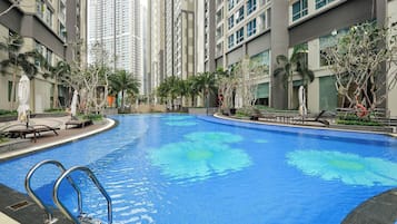 Una piscina al aire libre