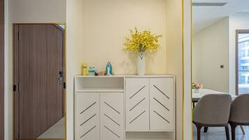 Una scrivania, postazione laptop, Wi-Fi gratuito