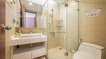 Regadera, amenidades de baño gratuitas, secadora de cabello, toallas