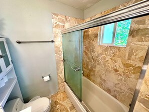 Hårføner, håndklær, såpe og toalettpapir