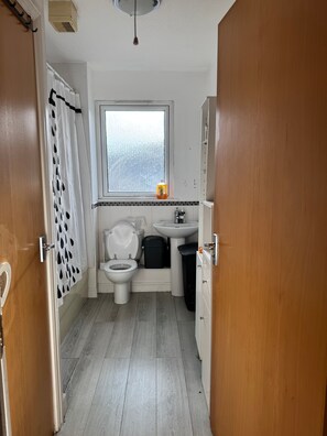 Shared Dormitory, 1 Bedroom | Bathroom - Room-charming Edinburgh Apartment With E (Edinburgh)