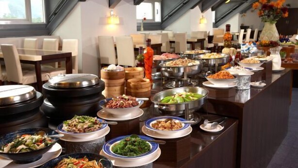 A buffet setup with various dishes and food items. - Hwa Ger Hot Spring Hotel (Yilan)