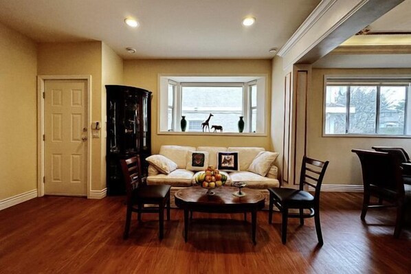 Restaurant - Super Cosy 8B6B in Vancouver heart near to airport (Vancouver)