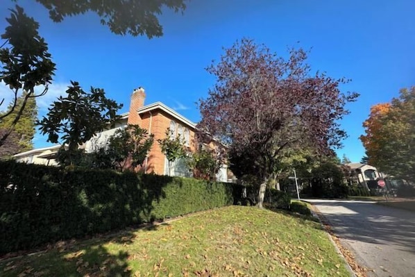 Exterior - Super Cosy 8B6B in Vancouver heart near to airport (Vancouver)