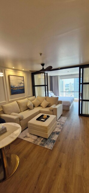 คอนโด, 1 ห้องนอน, วิวเมือง | ห้องนั่งเล่น