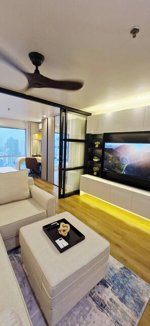 คอนโด, 1 ห้องนอน, วิวเมือง | ห้องนั่งเล่น