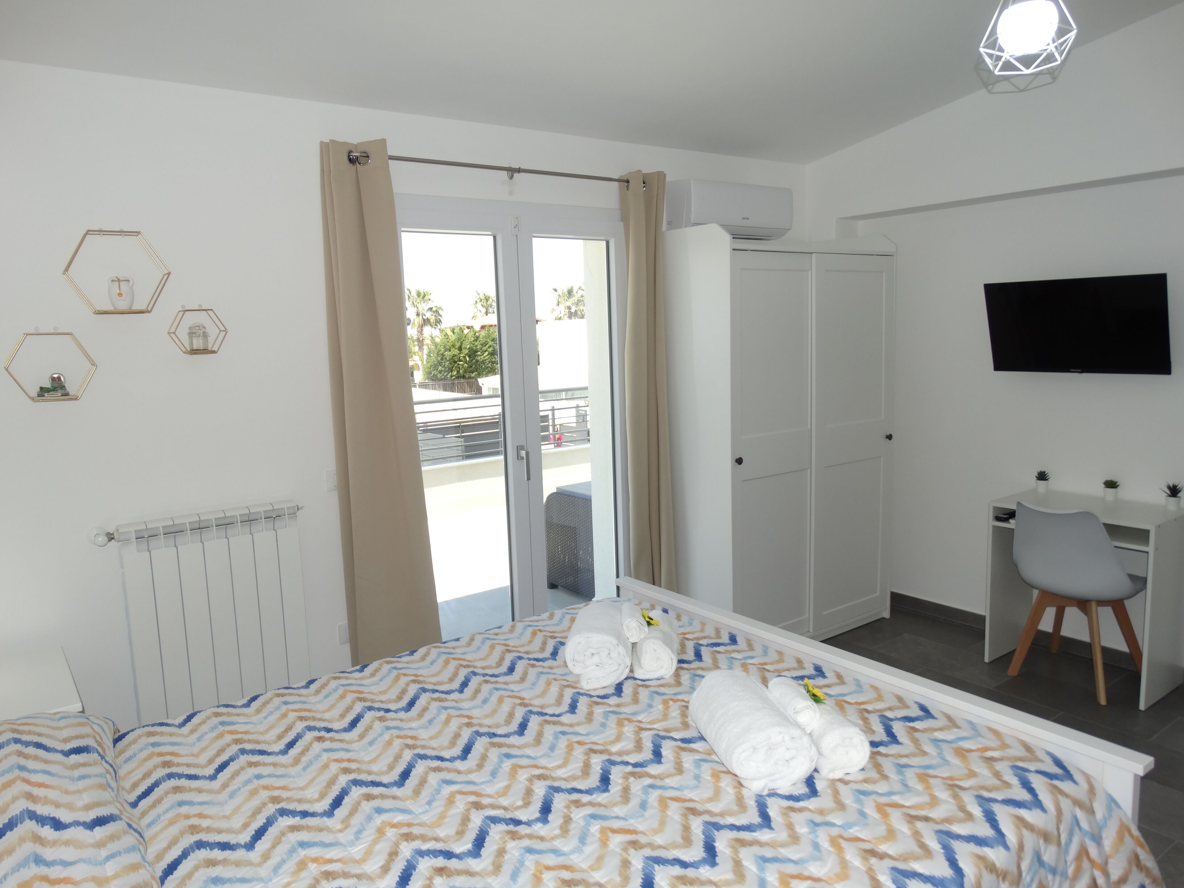 3 室のベッドルーム、デスク、アイロン / アイロン台、旅行用ベビーベッド