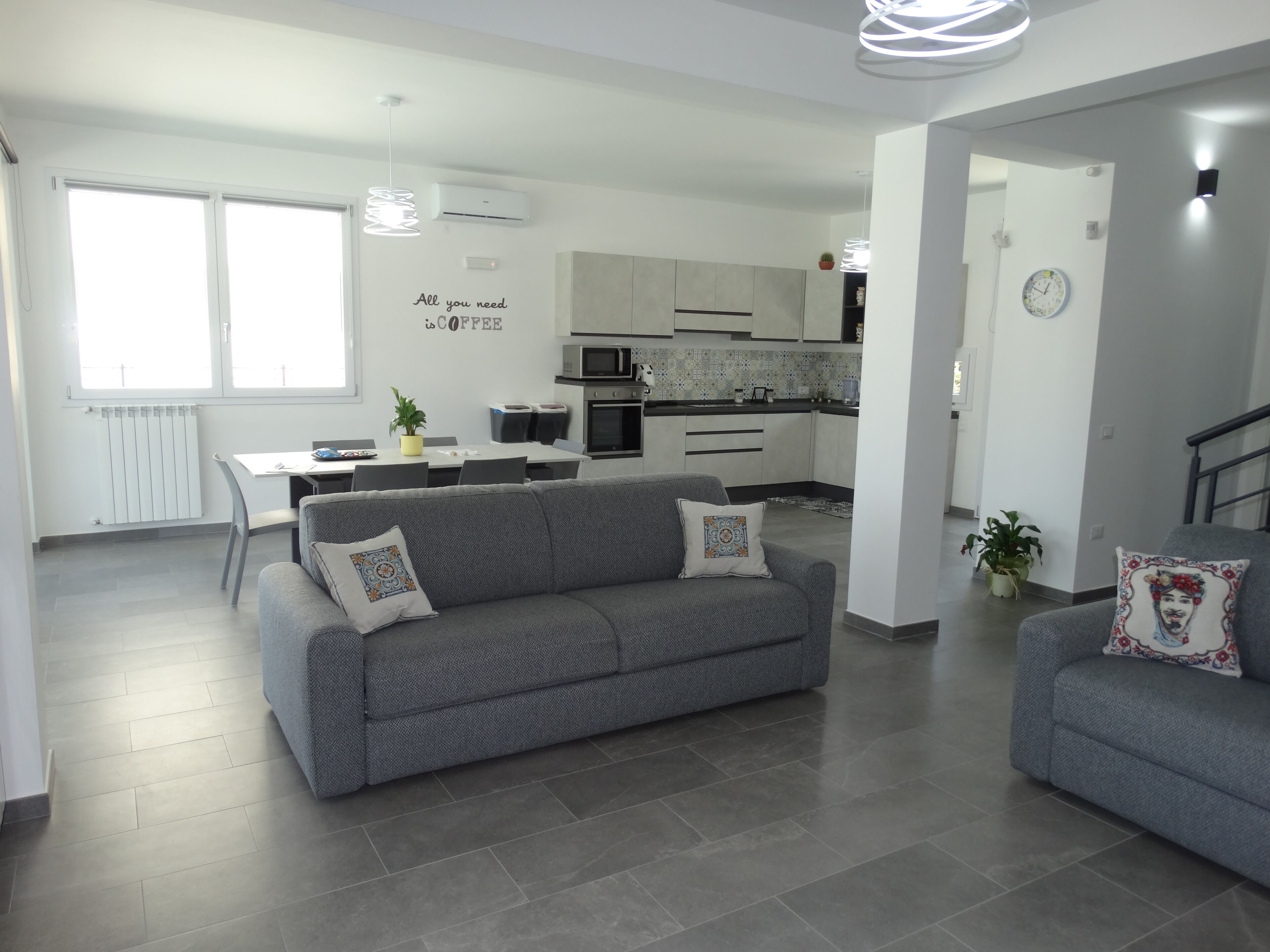 Smart TV, livros, aparelho de som