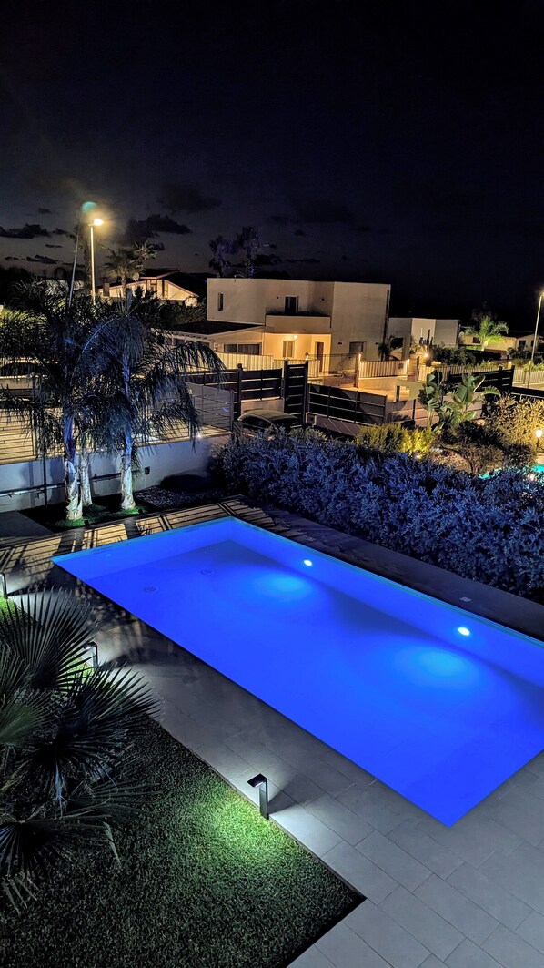 حمّام سباحة خارجي