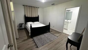 4 bedrooms, iron/ironing board, WiFi, bed sheets