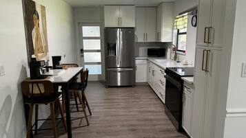 Een microgolfoven, een oven, een kookplaat