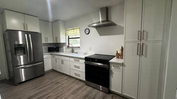 Een microgolfoven, een oven, een kookplaat