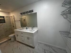 Serviettes fournies, savon, papier toilette