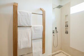 Dusche, Haartrockner, Handtücher, Seife