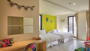 Une chambre d’hôtel avec deux lits, un bureau avec une chaise, un miroir et un panneau indiquant « MAISON » sur le mur.