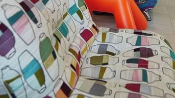 Un tissu à motifs représentant des bouteilles.