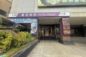 La entrada del Hotel YoYo, con un cartel que indica la habitación 11F.