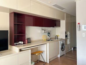 Fridge, microwave, stovetop, electric kettle - Cozy Studio near Seoul Station with Gym and Lounge (Seoul)