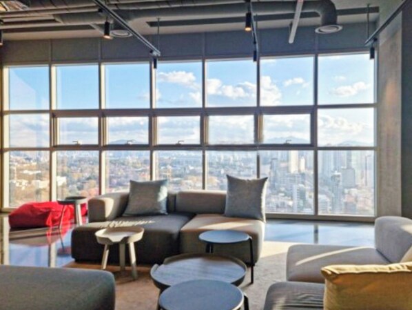 TV, ping pong - Cozy Studio near Seoul Station with Gym and Lounge (Seoul)