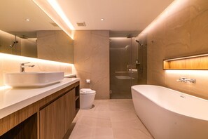 Villa with Private Pool | Kamar mandi | Shower, pancuran hujan, perlengkapan mandi gratis, dan pengering rambut