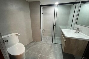 A bathroom with a toilet, shower, and sink. - Yawan Hotel (Taitung)