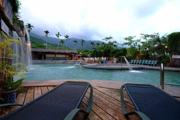 Outdoor pool - Yawan Hotel (Taitung)