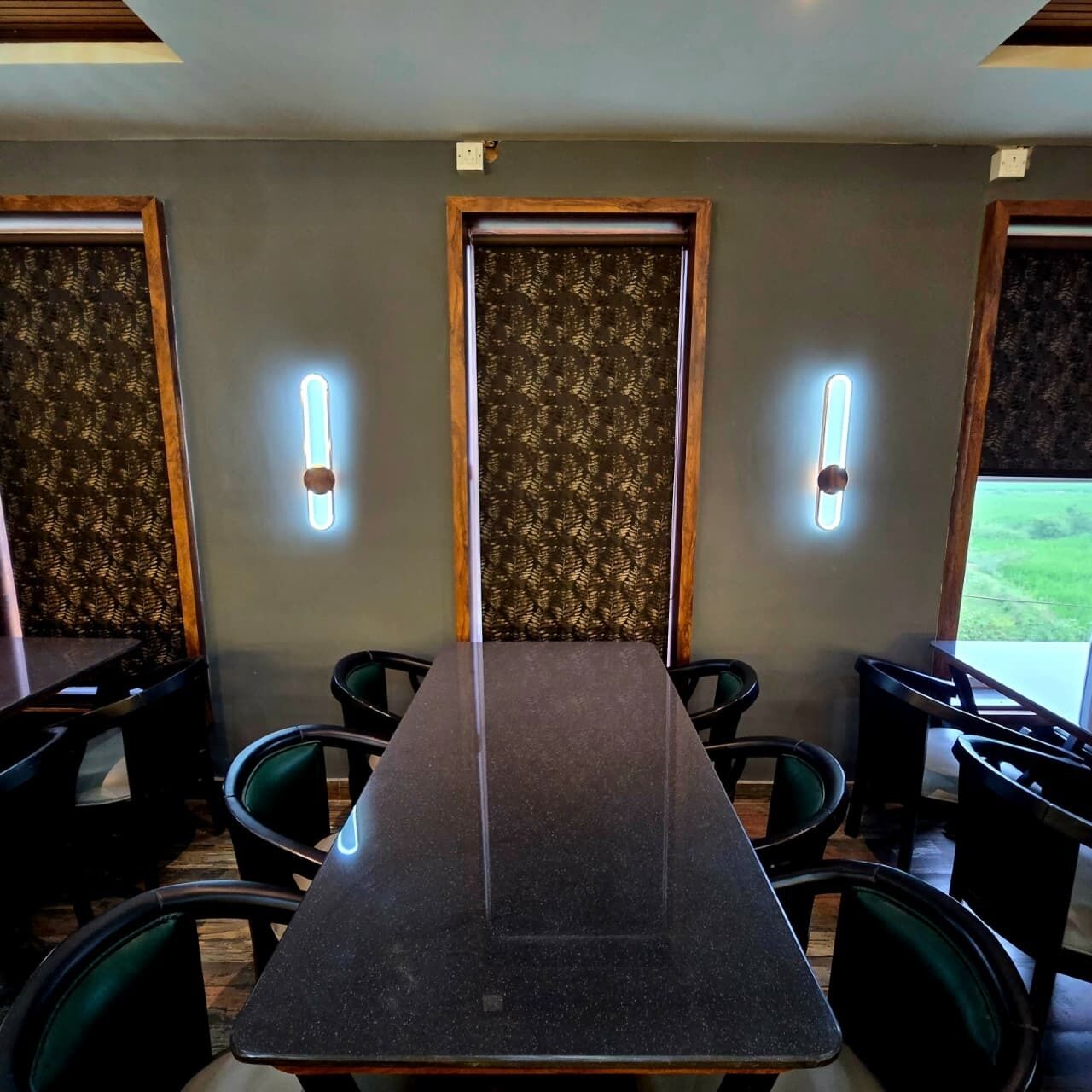 Phục vụ bữa sáng, bữa trưa và bữa tối 