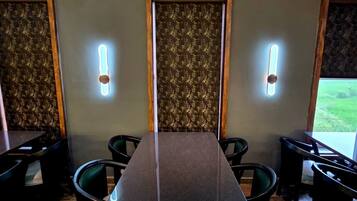 Melayani sarapan, makan siang, dan makan malam