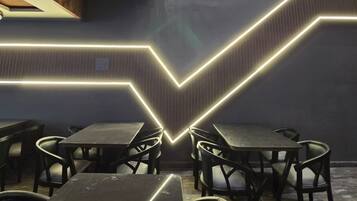 ์์นจ ์์ฌ, ์ ์ฌ ์์ฌ ๋ฐ ์ ๋
์์ฌ ์ ๊ณต