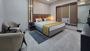 Ein modernes Hotelzimmer mit einem großen Bett, einem Schreibtisch und einem Stuhl.