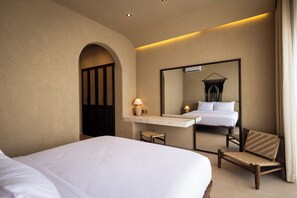 خزنة داخل الغرفة ومكتب ومساحة عمل للكمبيوتر المحمول وواي فاي مجانًا