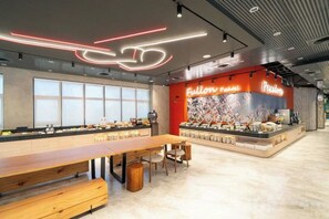 Un restaurant moderne doté d'un long comptoir, d'un espace salon et d'une enseigne au néon.