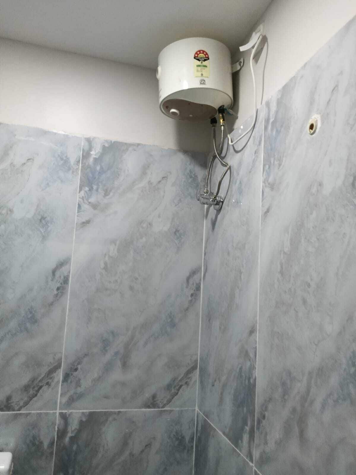 Shower, handuk, sabun, dan sampo