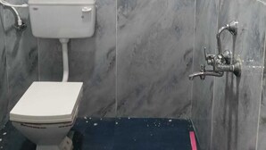 A bathroom with a toilet, a shower, and a sink. - Shree Chakra Residency (Kanchipuram)