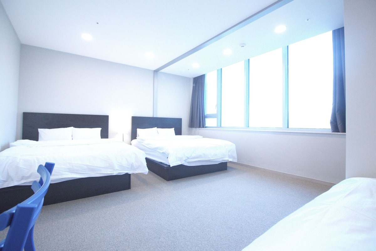 Family Room, Multiple Beds