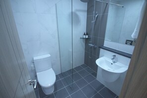 تجهيزات دش، مجففات شعر، مناشف، صابون