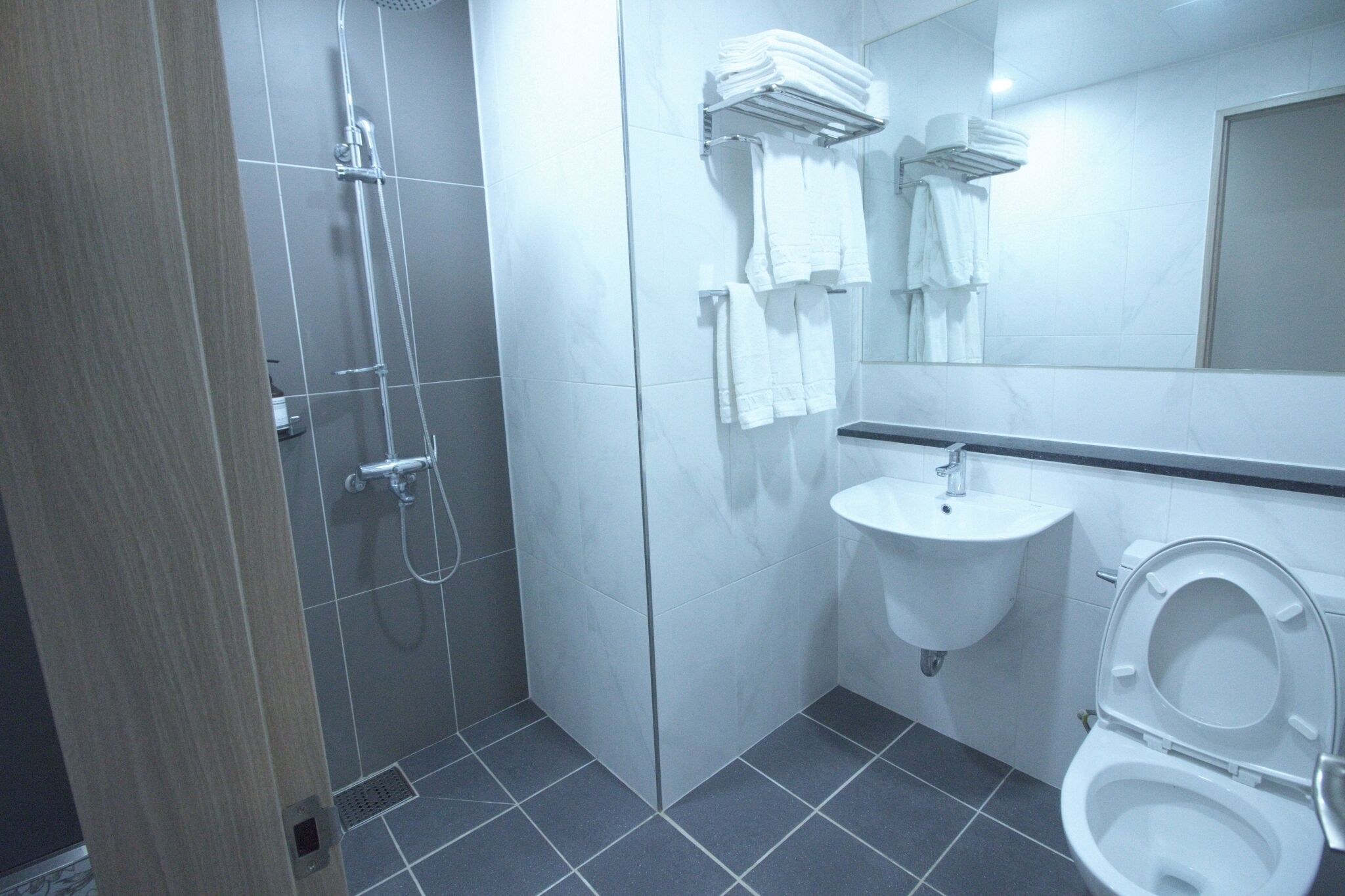 淋浴设施、吹风机、毛巾、肥皂